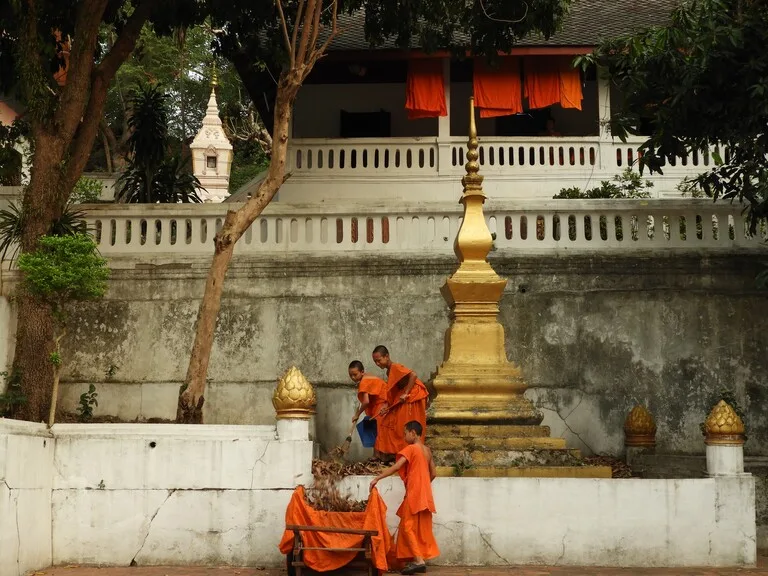 ルアンパバーンのお寺を掃除する僧侶たち