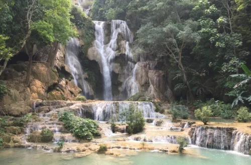 ルアンパバーンの観光名所、エメラルド色の水が流れるクアンシーの滝(Kuang Si Waterfall) の多段テラス