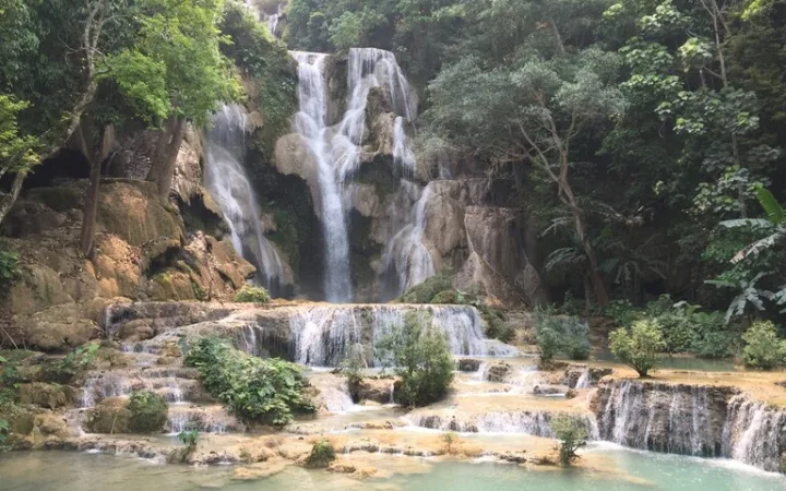 ã«ã¢ã³ãããŒã³ã®èгå
åæããšã¡ã©ã«ãè²ã®æ°Žãæµããã¯ã¢ã³ã·ãŒã®æ»ïŒKuang Si WaterfallïŒ ã®å€æ®µãã©ã¹