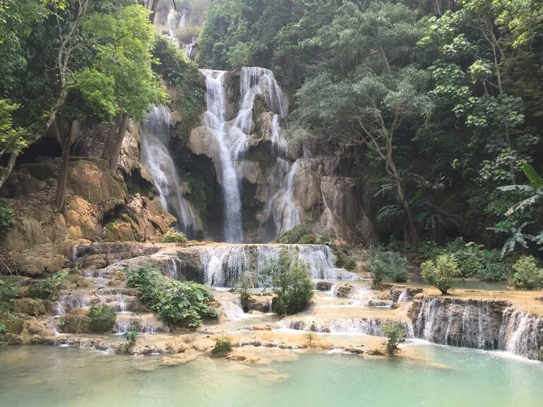ルアンパバーンの観光名所、エメラルド色の水が流れるクアンシーの滝（Kuang Si Waterfall） の多段テラス