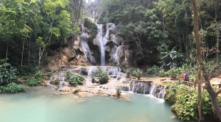 ルアンパバーンの観光名所、エメラルド色の水が流れるクアンシーの滝(Kuang Si Waterfall) の多段テラス
