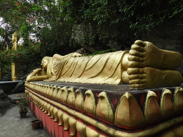 ルアンパバーンのプーシーの丘(Phousi Hill)にある黄金の涅槃像