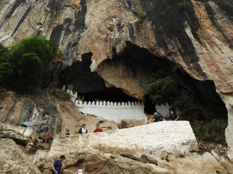 無数の仏像が並ぶパークウー洞窟(Pak Ou Caves)の入口