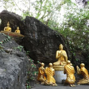 ルアンパバーンのプーシーの丘（Phousi Hill）にある仏像