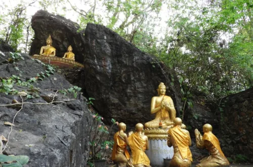ルアンパバーンのプーシーの丘(Phousi Hill)にある仏像