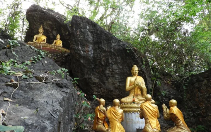 ルアンパバーンのプーシーの丘(Phousi Hill)にある仏像