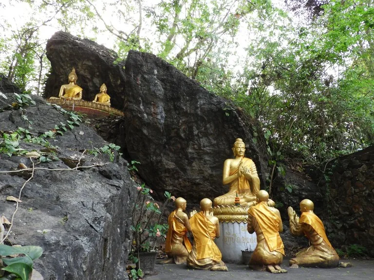 ルアンパバーンのプーシーの丘(Phousi Hill)にある仏像