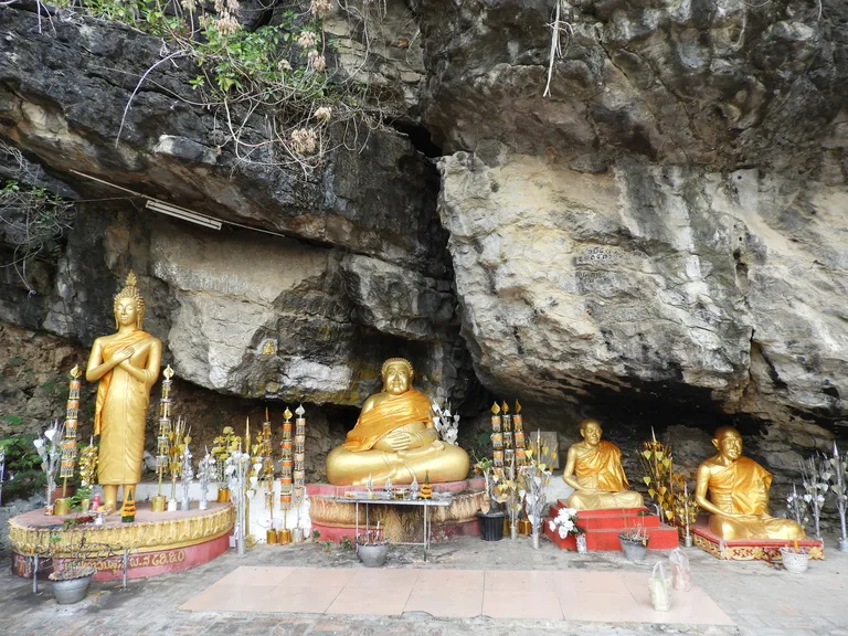 ルアンパバーンのプーシーの丘(Phousi Hill)にある仏像