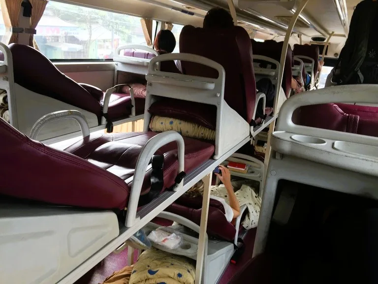 ハノイ―ルアンパバーンの長距離バスの中