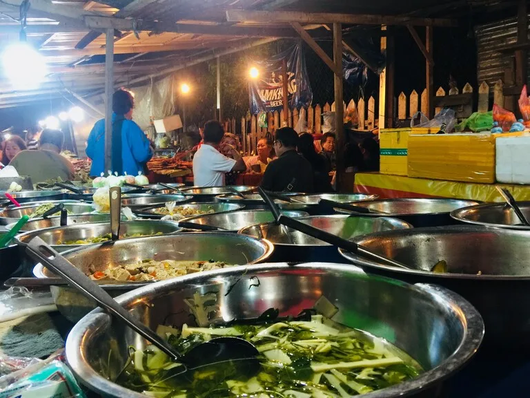 ラオス、ルアンパバーンのナイトマーケットの屋台