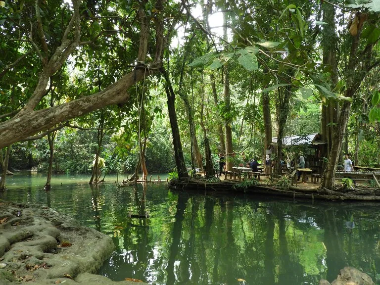 クアンシーの滝（Kuang Si Waterfall） の上流の泉