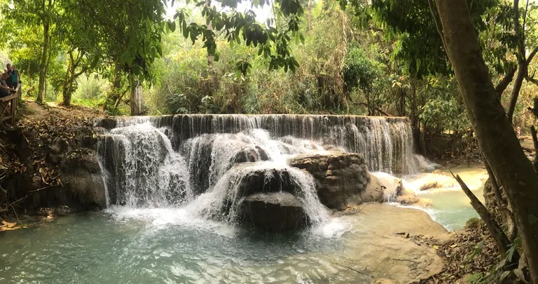 ルアンパバーンの観光名所、エメラルド色の水が流れるクアンシーの滝（Kuang Si Waterfall） の多段テラス