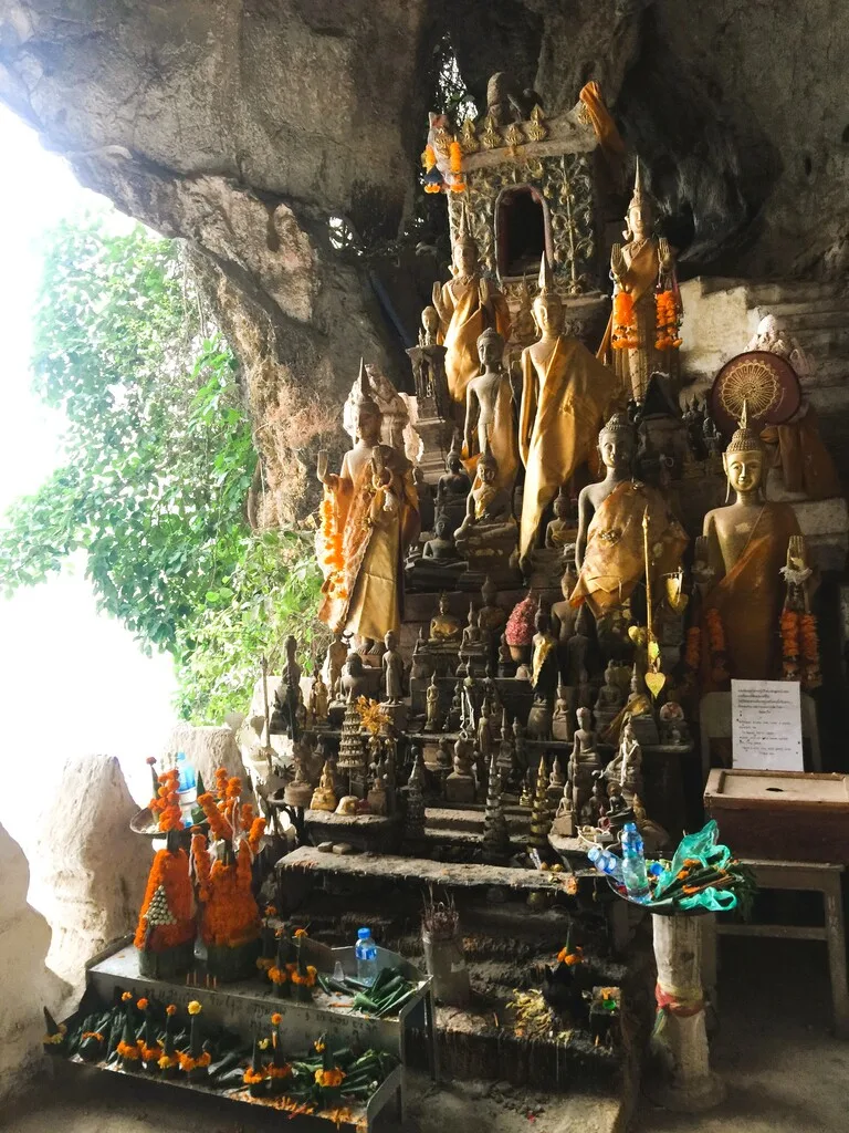 パークウー洞窟(Pak Ou Caves)の中に飾られたたくさんの黄金の仏像