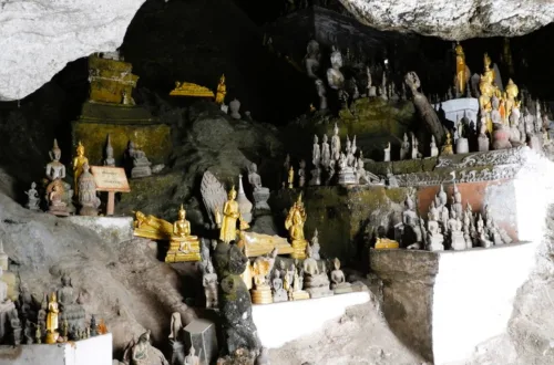 パークウー洞窟(Pak Ou Caves)の中に飾られたたくさんの仏像