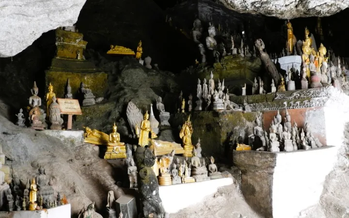 パークウー洞窟（Pak Ou Caves）の中に飾られたたくさんの仏像