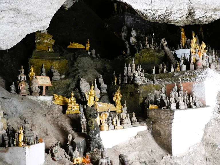 パークウー洞窟(Pak Ou Caves)の中に飾られたたくさんの仏像