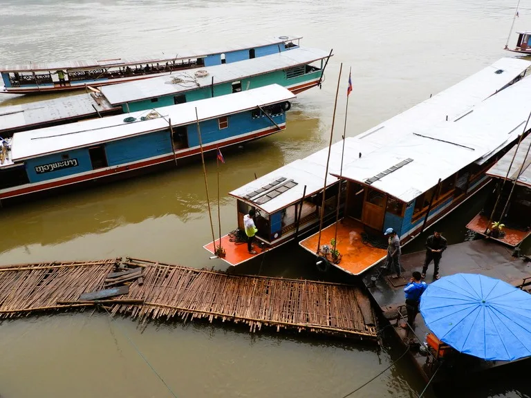 パークウー洞窟(Pak Ou Caves)の船着き場に停泊する観光船
