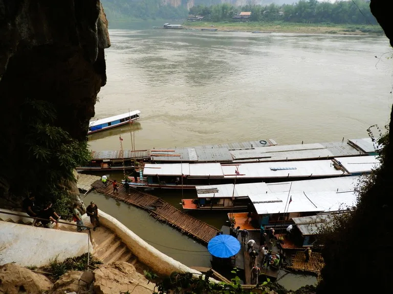 パークウー洞窟(Pak Ou Caves)から見下ろす船着き場