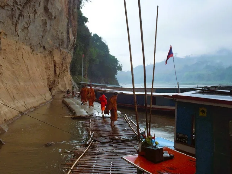 船を下りてパークウー洞窟(Pak Ou Caves)と向かう僧侶たち