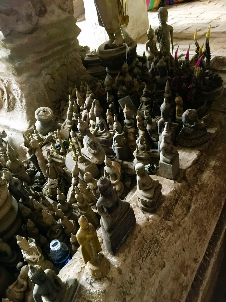 パークウー洞窟(Pak Ou Caves)の中に飾られたたくさんの仏像