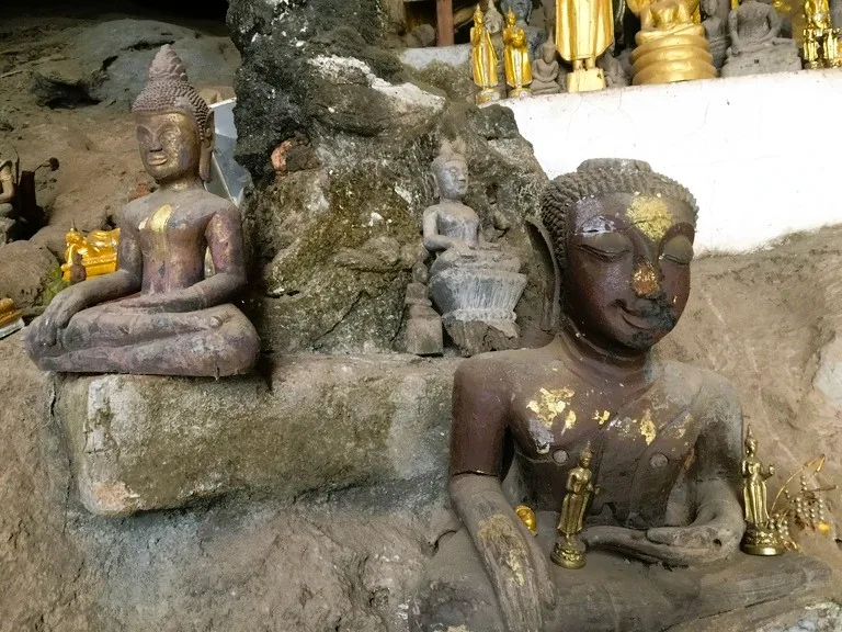 パークウー洞窟(Pak Ou Caves)の中に飾られた仏像