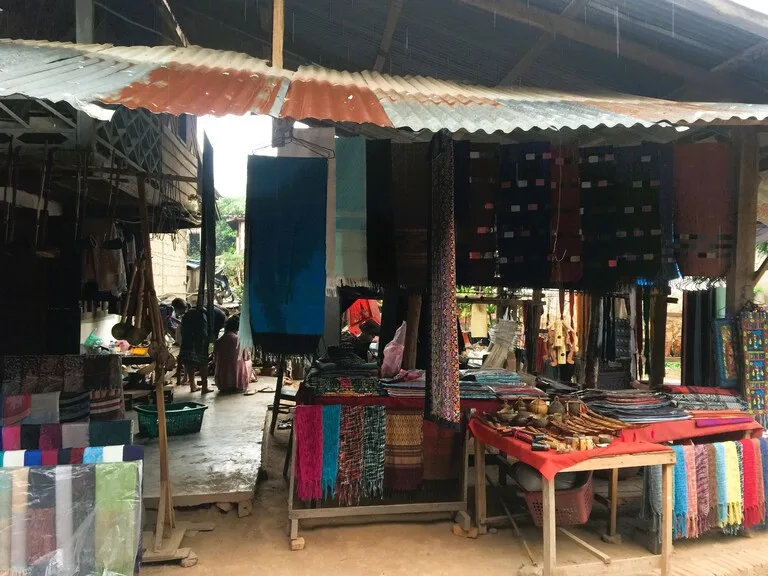サーンハイ村の商店の様子