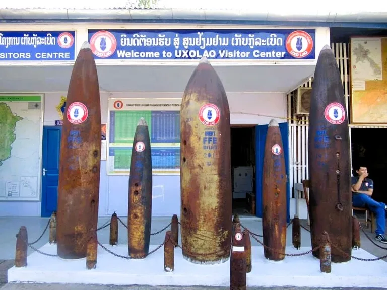 UXOラオス・インフォメーションセンターで展示されている不発弾