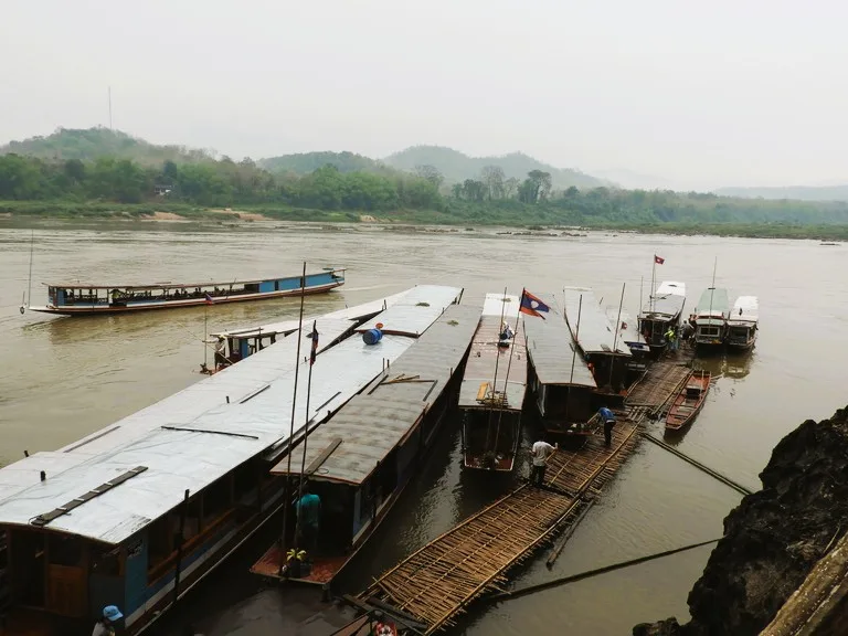 パークウー洞窟(Pak Ou Caves)の船着き場に停泊する観光船
