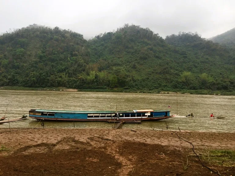 メコン川に停泊する人のいない観光船