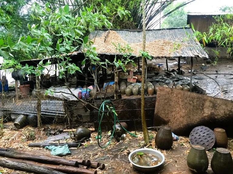 ラオラオを蒸留する伝統的な道具と瓶