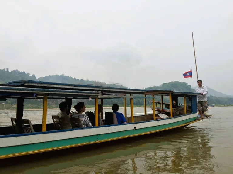パークウー洞窟(Pak Ou Caves)から出ていく観光船