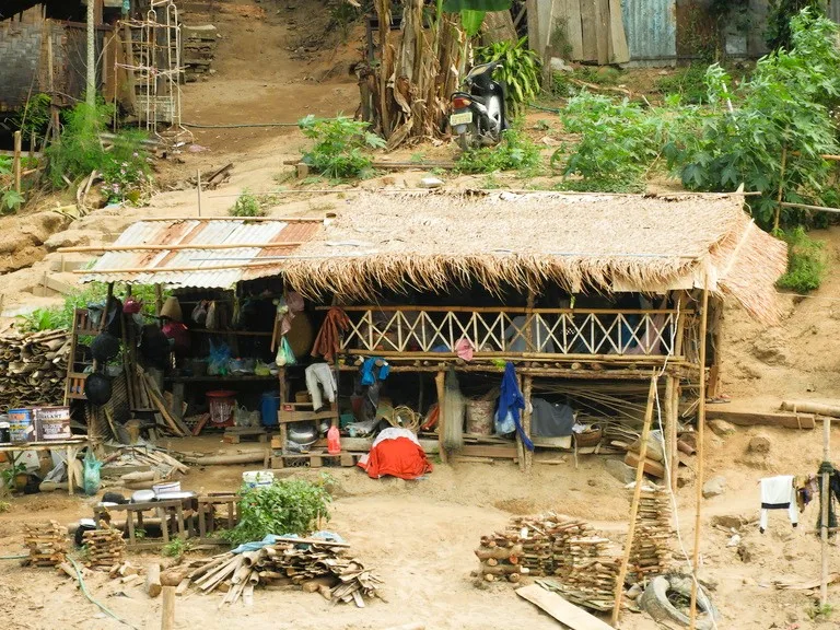 メコン川クルーズ中に見える川沿いの漁村風景