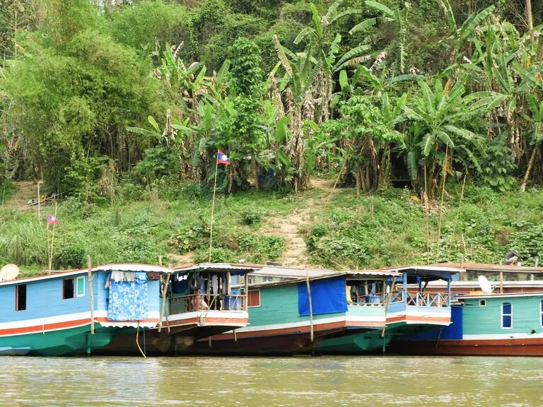 メコン川流域に住む船の家