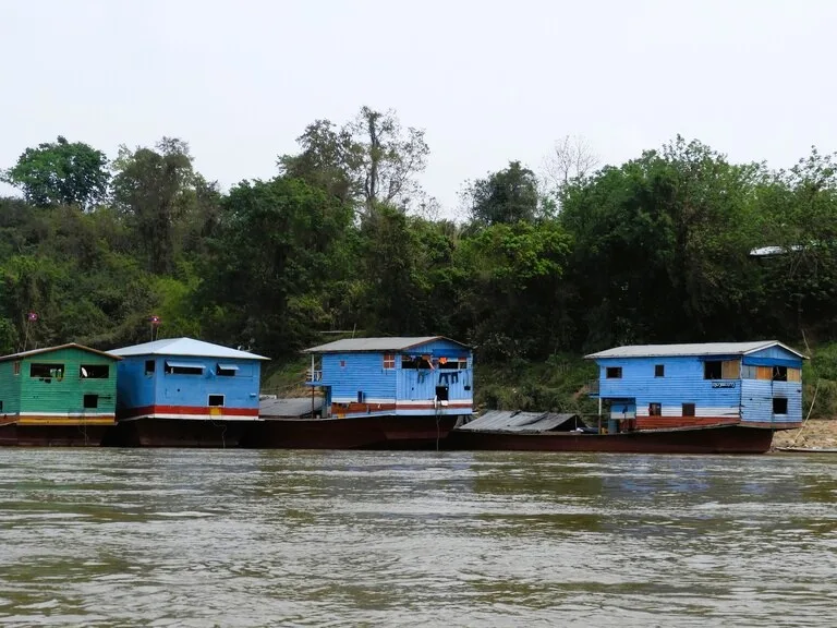 メコン川沿いに停泊している水上生活者の船