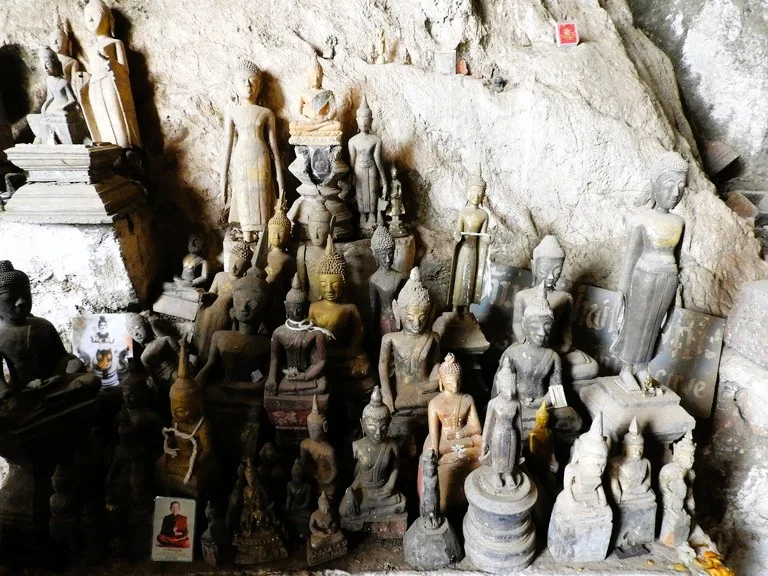 パークウー洞窟(Pak Ou Caves)の中に飾られたたくさんの仏像