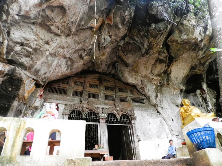 パークウー洞窟(Pak Ou Caves)の上の洞窟入口