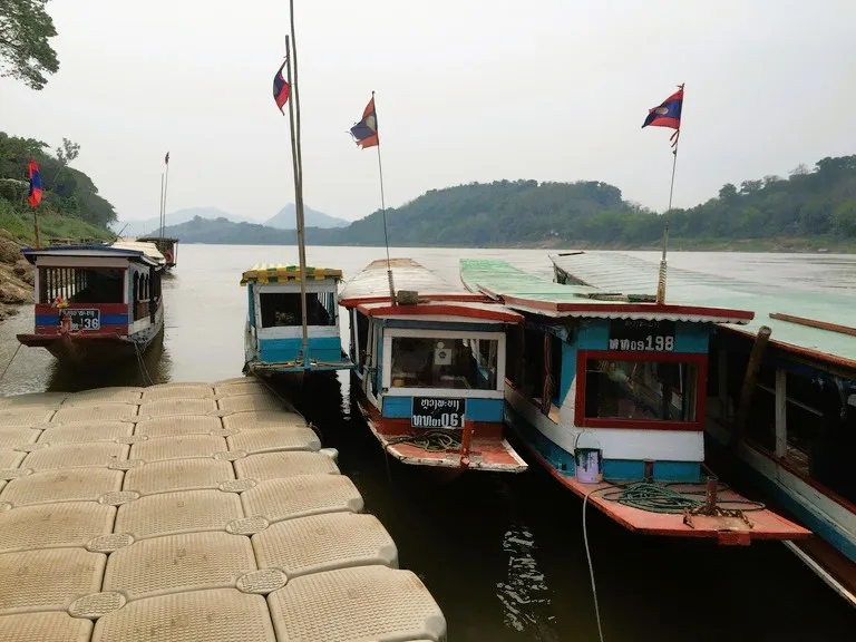 パークウー洞窟(Pak Ou Caves)行きのフェリー乗り場に停泊する観光船