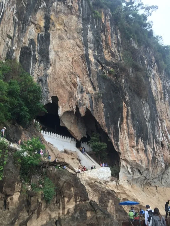 パークウー洞窟上の洞窟に続く階段と周囲の緑