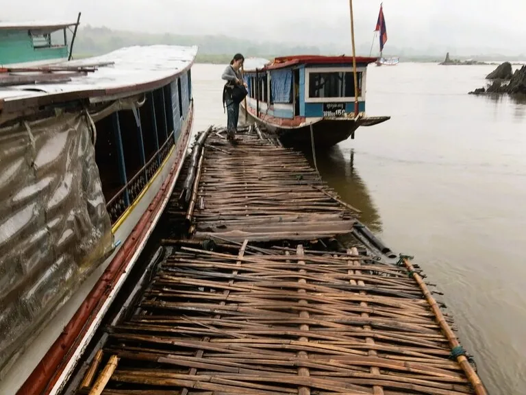 パークウー洞窟(Pak Ou Caves)の竹でできた桟橋