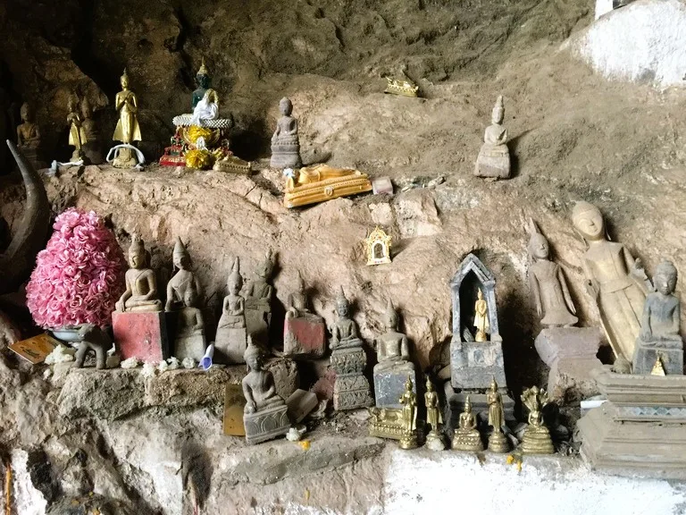 パークウー洞窟(Pak Ou Caves)の中に飾られたたくさんの仏像