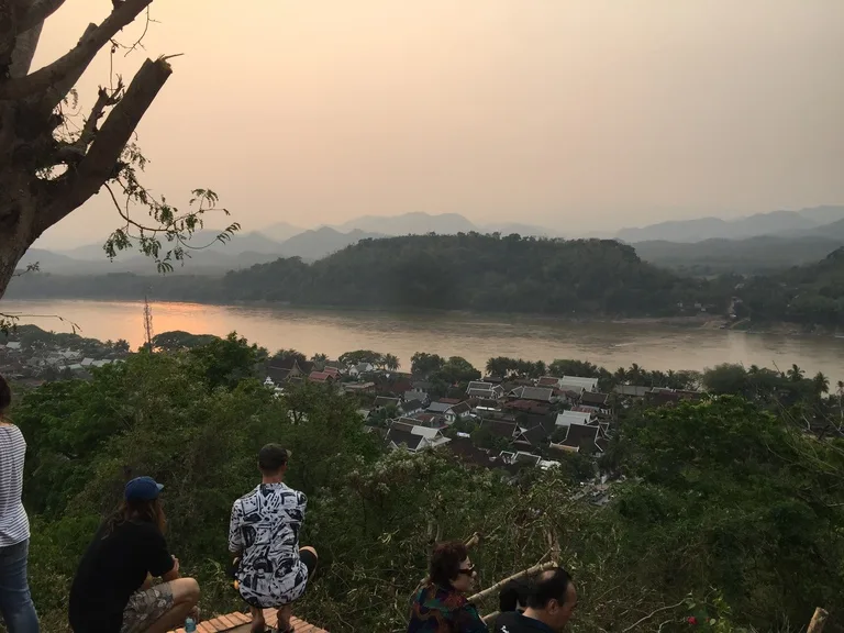 プーシーの丘(Phousi Hill)から見下ろすルアンパバーンの町と夕日に染まったメコン川