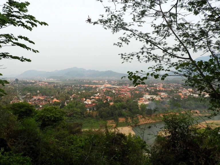 プーシーの丘(Phousi Hill)から見下ろすルアンパバーンの街並み
