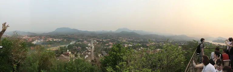 プーシーの丘(Phousi Hill)から見下ろす夕焼けの中のルアンパバーン