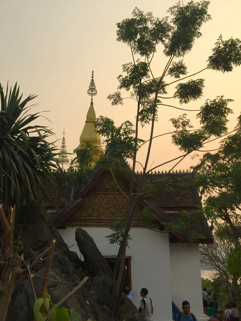 プーシーの丘の頂上にあるワット・チョムシー