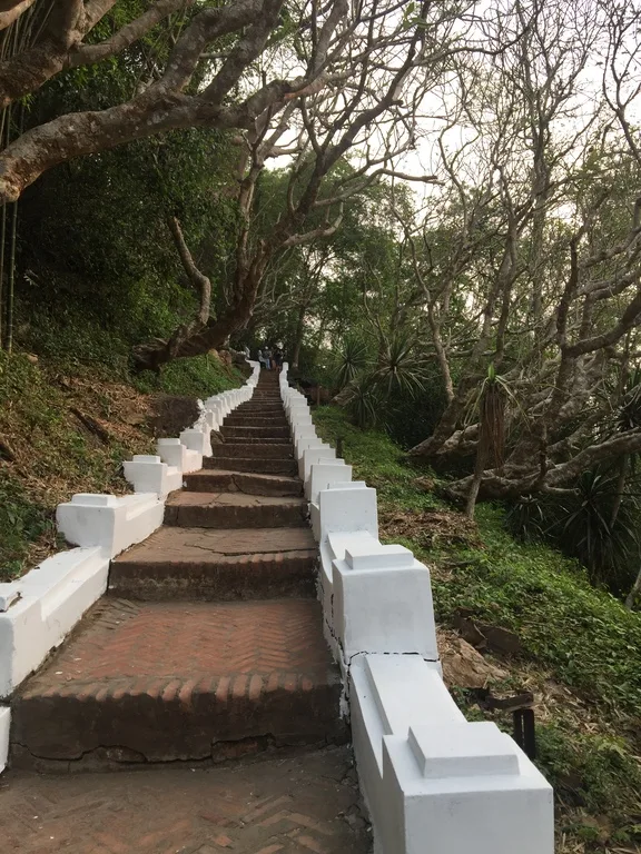 プーシーの丘(Phousi Hill)の頂上へ向かう階段