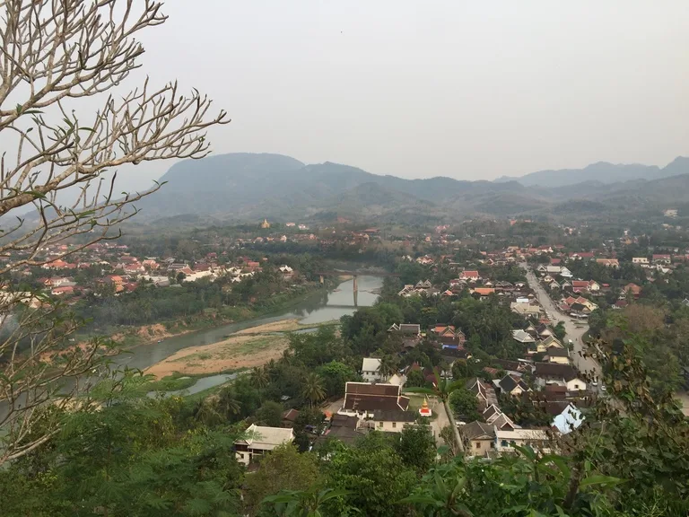 プーシーの丘(Phousi Hill)から見下ろすルアンパバーン市街の眺望