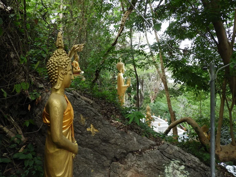 プーシーの丘(Phousi Hill)の途中にある仏像