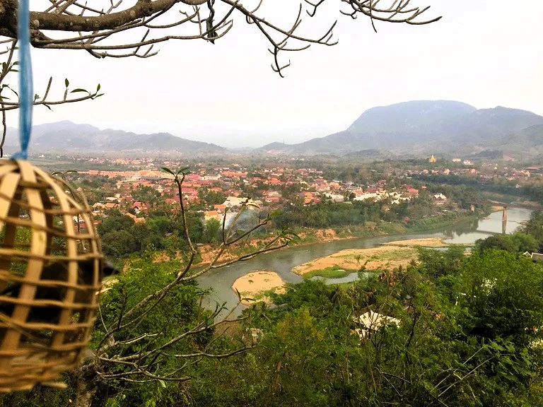 プーシーの丘(Phousi Hill)から見下ろすルアンパバーン市街の眺望