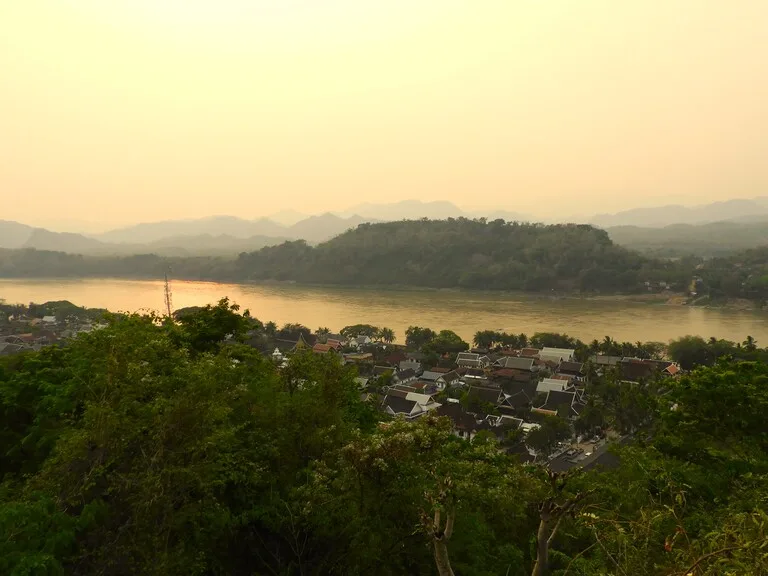 プーシーの丘(Phousi Hill)から見下ろすルアンパバーンの町と夕日に染まったメコン川