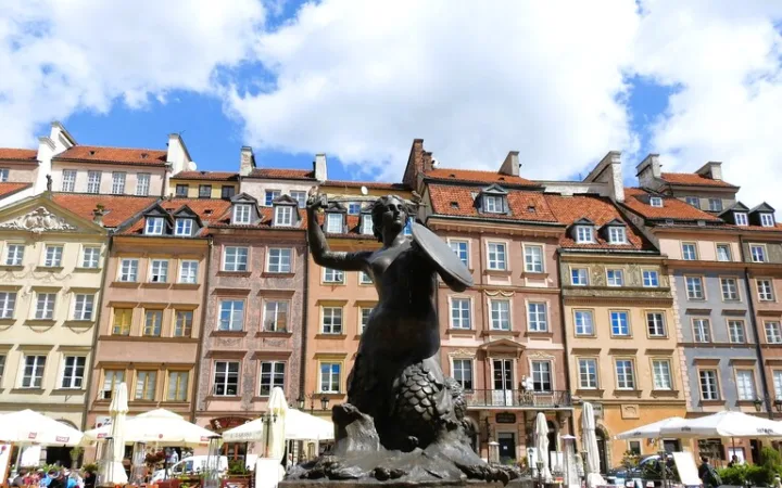 ワルシャワ旧市街（Warsaw Old Town）の市場広場に立つワルシャワの人魚像（Mermaid of Warsaw）とカラフルなタウンハウス